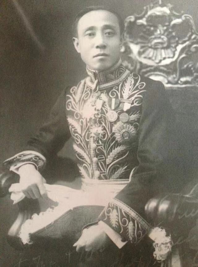 Portrait of Iuming Suez (史悠明, 1881–1940) in diplomatic uniform